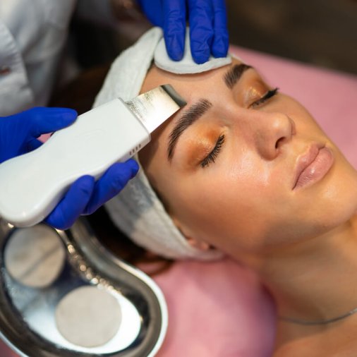Facial cleansing procedure with ultrasonic scrubber